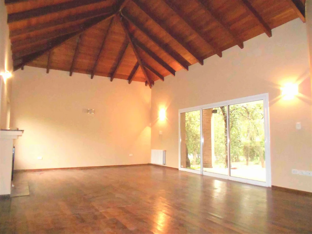 Renovación de pintura interior en living de country Las Delicias